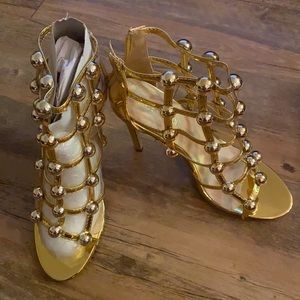 Size 8.5 chase and chole heels. Zip up in the back